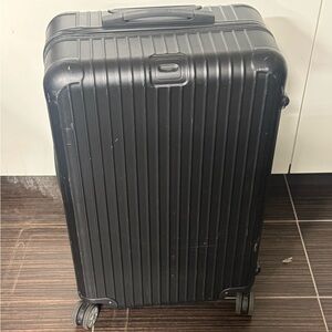 RIMOWA Black Hard-Shell Spinner Luggage Check On